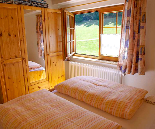 Ferienwohnung Rose - Schlafzimmer mit Doppelbett